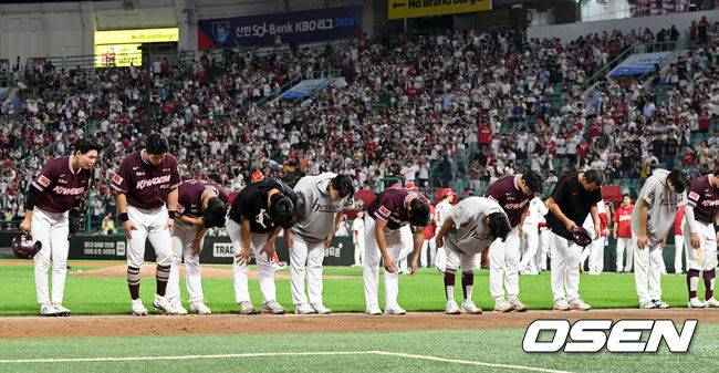 [OSEN=인천, 이대선 기자] SSG 랜더스는 31일 인천 SSG 랜더스필드에서 열린 2025 KBO리그 키움 히어로즈와의 경기에서 4-2로 승리했다.반면 7연패에 빠진 키움은 최하위에 머물렀다.경기 종료후 키움 선수들이 관중석을 향해 인사를 하고 있다. 2025.07.31 /sunday@osen.co.kr