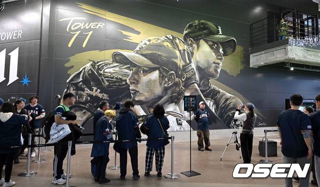 [OSEN=손용호 기자] 30일 일본 에스콘필드 홋카이도에서 ‘한일 드림 플레이어즈 게임’이 열렸다. 이 게임은 한국과 일본 프로야구를 대표했던 스타들이 총 출동해 양국의 우정을 이어간다. 일본 야구팬들이 니혼햄 출신인 오타니와 다르빗슈 벽하 앞에서 사진을 찍고 있다. /spjj@osen.co.kr