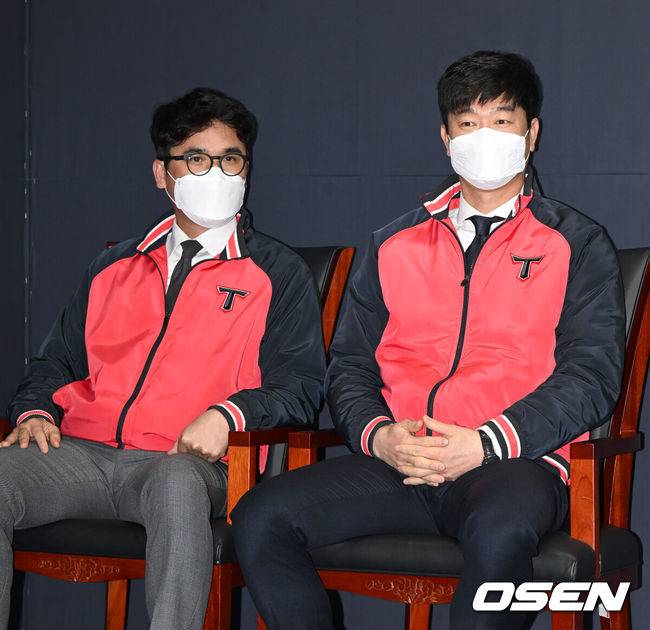 [OSEN=광주, 이대선 기자] 19일 오후 광주 기아챔피언스필드에서 자유계약선수(FA) 계약으로 팀에 합류한 나성범의 입단식이 열렸다.KIA 장정석 단장과 김종국 감독이 입단식에 참석하고 있다. 2022.01.19 /sunday@osen.co.kr