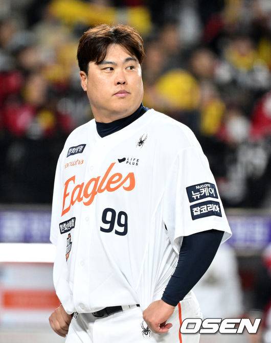 [OSEN=대전, 이대선 기자] 이변은 없었다. 2025시즌 우승팀은 무적 LG 트윈스다.&nbsp;프로야구 LG 트윈스는 31일 대전 한화생명볼파크에서 열린 2025 신한 SOL뱅크 KBO 한국시리즈(7전 4선승제) 한화 이글스와의 5차전에서 4-1로 승리했다.정규시즌 1위 LG는 시리즈 전적 4승 1패로 통합우승 금자탑을 쌓았다. LG의 통합우승은 1990년, 1994년, 2023년에 이은 통산 4번째로, 염경엽 감독은 2023년 부임 후 3년 사이 팀을 두 차례나 정상에&nbsp;올려놓는 위대한 업적을 달성했다. 2023년 1위, 2024년 3위, 2025년 1위로 KBO리그에 트윈스 왕조 시대를 활짝 열었다.&nbsp;반면 2위 한화는 플레이오프를 거쳐 2006년 이후 19년 만에 한국시리즈 무대를 밟았지만, LG의 벽을 넘지 못하며 1999년 이후 26년 만에 통산 두 번째 우승이 무산됐다.&nbsp;경기 종료 후 한화 류현진이 관중석을 향해 인사를 하고 있다. 2025.10.31 /sunday@osen.co.kr