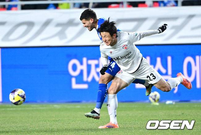 [OSEN=수원월드컵경기장, 최규한 기자] 3일 오후 경기도 수원월드컵경기장에서 ‘K리그 승강 플레이오프(PO)’&nbsp;1차전 수원 삼성과 제주 SK의 경기가 열렸다.K리그1 11위인 제주와 K리그2 2위인 수원의 격돌이다. 1부리그의 주인공을 정하는 이번&nbsp;승강 PO는 홈 앤드 어웨이 방식으로 치러진다. 3일 수원에서 1차전을 치른 뒤 7일 제주월드컵경기장으로 장소를 옮겨 2차전을 벌인다.전반 수원 브루노 실바와 임창우가 볼다툼을 벌이고 있다. 2025.12.03 / dreamer@osen.co.kr