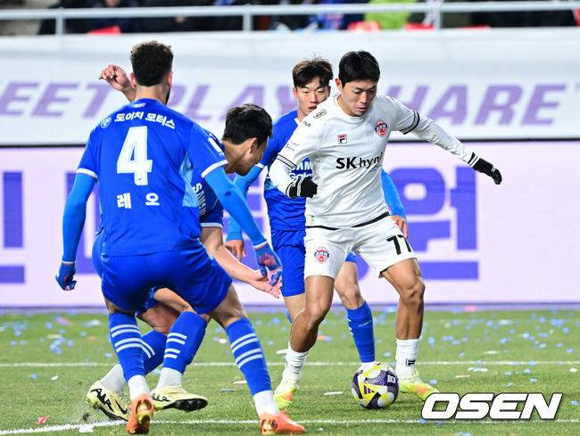 [OSEN=수원월드컵경기장, 최규한 기자] 3일 오후 경기도 수원월드컵경기장에서 ‘K리그 승강 플레이오프(PO)’&nbsp;1차전 수원 삼성과 제주 SK의 경기가 열렸다.K리그1 11위인 제주와 K리그2 2위인 수원의 격돌이다. 1부리그의 주인공을 정하는 이번&nbsp;승강 PO는 홈 앤드 어웨이 방식으로 치러진다. 3일 수원에서 1차전을 치른 뒤 7일 제주월드컵경기장으로 장소를 옮겨 2차전을 벌인다.후반 제주 김승섭이 돌파를 펼치고 있다. 2025.12.03 / dreamer@osen.co.kr