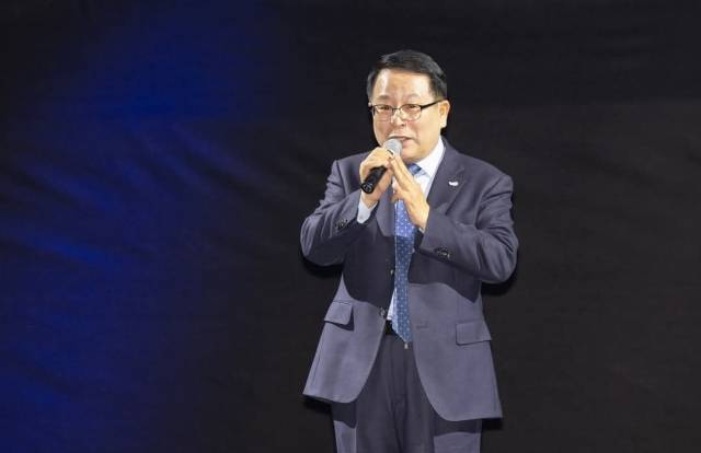 ▲정헌율 익산시장은 '도전'을 좋아한다. 그래서 평소 좌우명이 '1%의 가능성, 그것이 나의 길이다'라는 점은 전혀 어색하지 않다. 익산시 야간 행사에서 인사말을 하고 있다. ⓒ익산시