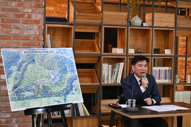 ▲조일교 충남도 문화체육관광국장이 충남도립파크골프장 조성과 관련해 기자들의 질문에 답하고 있다 ⓒ충남도