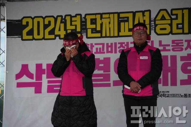 ▲3일 광주시교육청 본청 앞에서 열린 단체교섭 연내 타결을 위한 2차 총파업 돌입 선포 및 삭발 결의대회 돌입 기자회견에서 삭발을 마친 진혜순 지부장(오른쪽)과 김정희 사무처장(왼쪽).2025.12.03ⓒ프레시안(김보현)