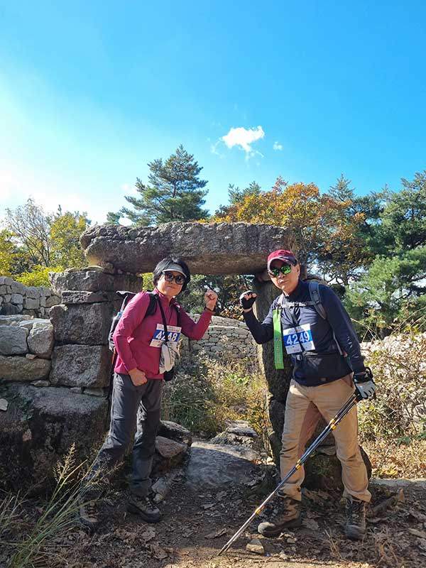아내(정진아)와 함께 장골봉 석문 앞에 섰다. 집사람은 산행 시 필자를 앞서가기 일쑤였다.