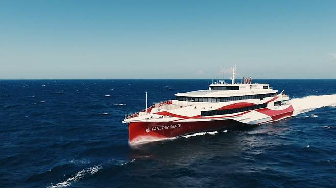 부산항에서&nbsp;본격적인 상업 운항을 시작한&nbsp;국내 최대 연안유람선 팬스타 그레이스호가&nbsp;시원하게 바다 위를 질주하고 있다. 팬스타그룹 제공