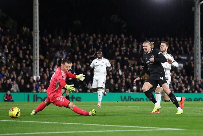 홀란은 3일(한국시간) 영국 런던 크레이븐 코티지에서 열린 2025~26 EPL 14라운드 풀럼과 원정 경기에서 득점하고 있다. 로이터 연합뉴스