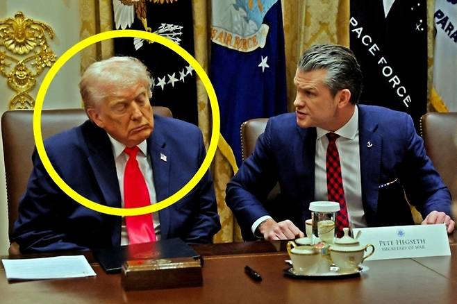 2일(현지시간) 백악관에서 내각회의를 주재한 도널드 트럼프 미국 대통령이 피트 헤그세스 국방장관 보고 중 졸린듯 눈을 감고 있다. 2025.12.2 워싱턴 로이터 연합뉴스