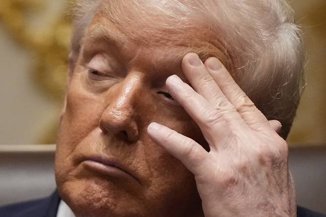 2일(현지시간) 백악관에서 내각회의를 주재한 도널드 트럼프 미국 대통령이 졸린듯 눈가를 만지고 있다. 2025.12.2 워싱턴 AP 연합뉴스