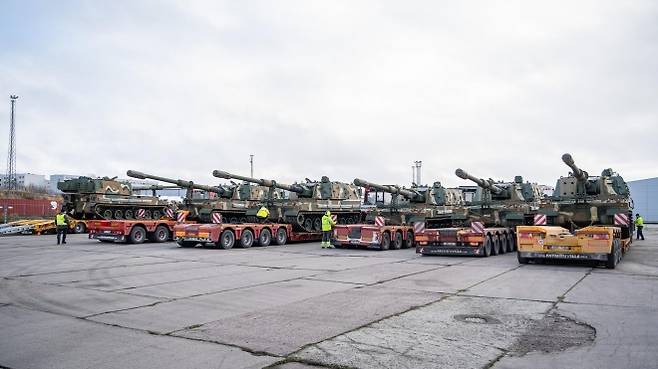 에스토니아로 인도된 한국산 K9 자주포가 트레일러에 실려 이동 준비를 하고 있다. 이번 인도로 에스토니아군은 총 36문 체계를 구축하게 된다. 사진=에스토니아 국방투자센터 RKIK