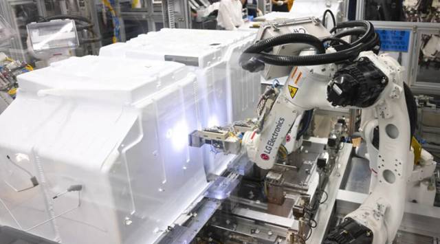 2022년 3월 세계경제포럼(WEF)으로부터 등대공장으로 선정된 LG 스마트파크 내 가전 생산 라인에서 로봇이 동작하고 있다. 사진=LG전자