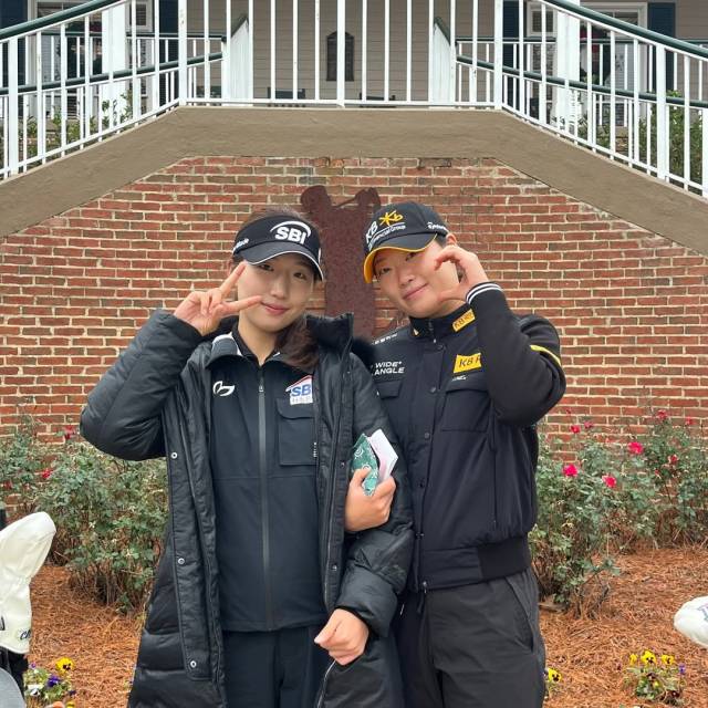 LPGA 투어 Q시리즈 파이널을 앞두고 포즈를 취한 이동은(왼쪽)과 방신실. 지애드스포츠 인스타그램 캡처