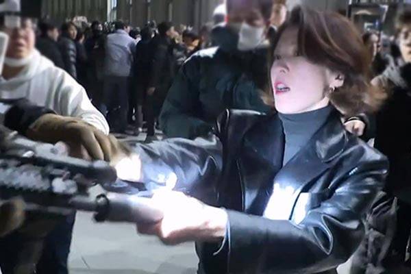 2024년 12월 3일 안귀령 대통령실 부대변인(당시 더불어민주당 대변인)이 계엄군이 든 총을 손으로 막고 있다. JTBC 유튜브 갈무리