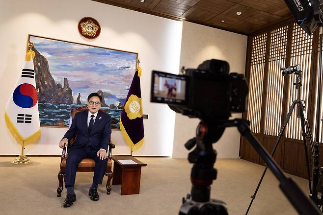 11월11일 국회 국회의장 접견실에서 <시사IN> 12·3 비상계엄 다큐멘터리 ‘당신의 6시간’을 촬영하고 있는 우원식 국회의장. ⓒ시사IN 조남진