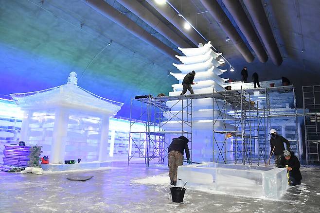 &nbsp;화천 실내 얼음조각 광장 조성 작업 모습&nbsp; ⓒ 화천군 제공