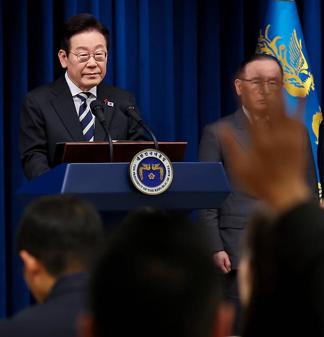 &nbsp;이재명&nbsp;대통령이 12·3 비상계엄 사태 1주년인 3일 용산 대통령실에서 '빛의 혁명 1주년 대국민 특별성명'을 발표한 뒤 취재진의 질문을 받고 있다. ⓒ연합뉴스