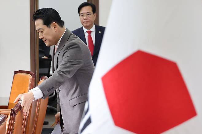 국민의힘의 장동혁 대표와 송언석 원내대표가 11월27일 서울 여의도 국회에서 열린 최고위원회의에 참석하고 있다. ⓒ연합뉴스