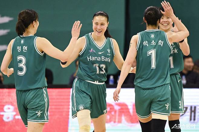 하나은행 선수들이 1일 부천체육관에서 열린 BNK전 승리가 결정된 뒤 하이파이브를 나누며 기뻐하고 있다.  사진제공｜WKBL