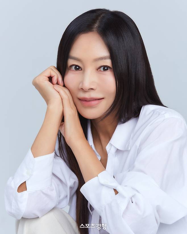 프로필 촬영을 하고 있는 배우 황신혜. 큐브엔터테인먼트 제공
