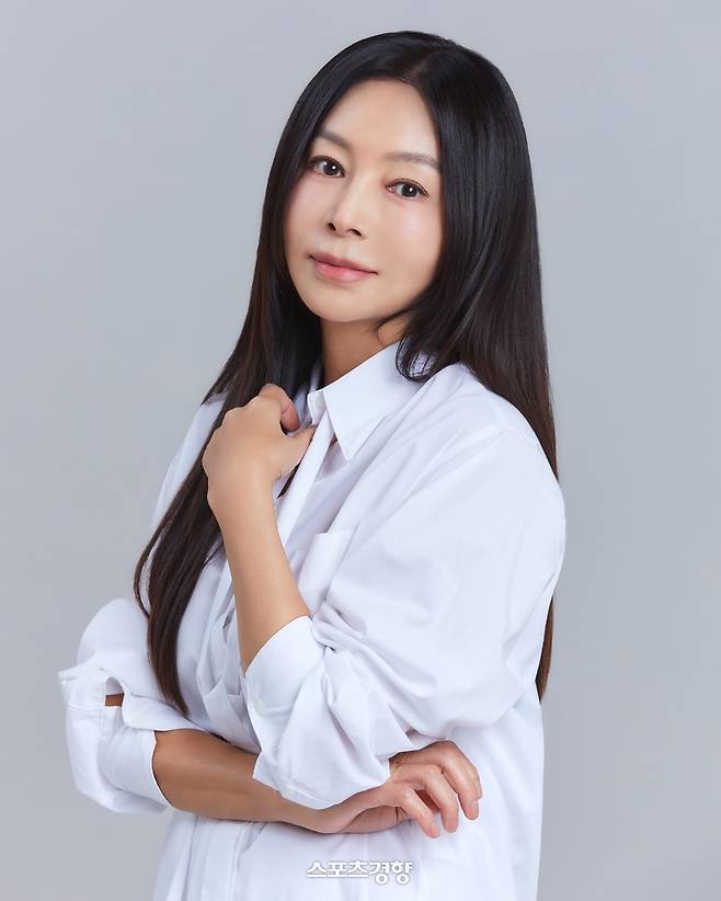 프로필 촬영을 하고 있는 배우 황신혜. 큐브엔터테인먼트 제공