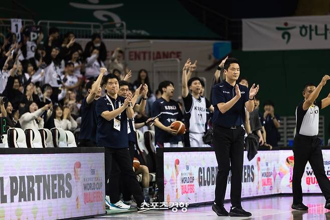 전희철 감독(오른쪽)과 조상현 코치가 지난 1일 원주DB아레나에서 열린 중국과의 2027 국제농구연맹(FIBA) 농구 월드컵 예선전에서 선수들에게 박수를 보내고 있다. FIBA 제공