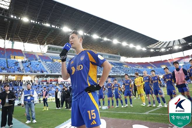 울산의 정승현이 지난달 30일 울산문수구장에서 열린 제주 SK와 K리그1 최종전이 끝난 뒤 선수단 대표로 팬들과 대화를 나누고 있다. 프로축구연맹 제공