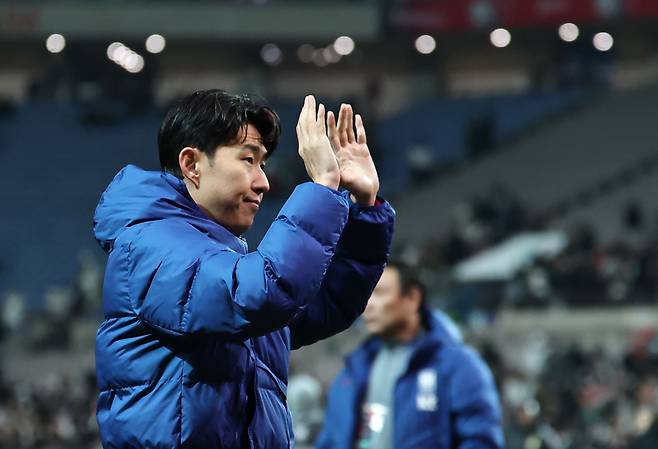 지난달 18일 서울 마포구 서울월드컵경기장에서 열린 남자축구 국가대표 A매치 평가전 대한민국과 가나의 경기. 1-0으로 승리한 한국의 손흥민이 경기 종료 후 그라운드를 돌며 관중들에게 인사하고 있다. 연합뉴스