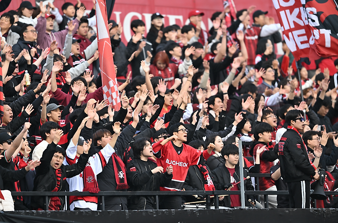 부천 서포터스가 지난달 30일 성남과 준플레이오프에서 뜨거운 응원전을 벌이고 있다. 부천 FC 제공