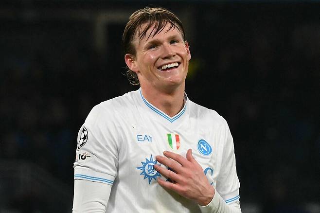 ▲ 이탈리아 축구선수협회 올해의 선수상을 받은 나폴리 미드필더 스콧 맥토미니. ⓒ연합뉴스/REUTERS/AP/AFP