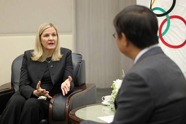커스티 코번트리 국제올림픽위원회(IOC) 위원장과 최휘영 문체부 장관이 환담을 나누고 있다. /사진=문화체육관광부 제공