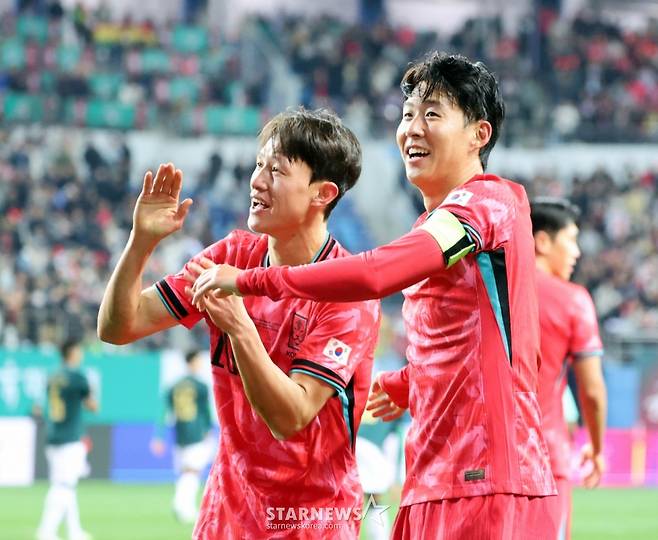대표팀 주장 손흥민이 지난달 14일 대전월드컵경기장에서 열린  대한민국축구대표팀과 볼리비아(FIFA 랭킹 76위)와의 친선경기에서 후반전 초반 프리킥을 성공시킨 후 센추리클럽에 가입한 이재성에 공을 돌리고 있다. /사진=강영조 선임기자