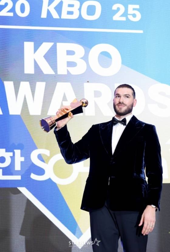 투수 4관왕과 MVP를 수상한 한화의 폰세가 11월 24일 잠실 롯데호텔 월드에서 열린 2025 신한 쏠뱅크 KBO어워즈에서 트로피를 들고 포즈를 취하고 있다. /사진=강영조 선임기자
