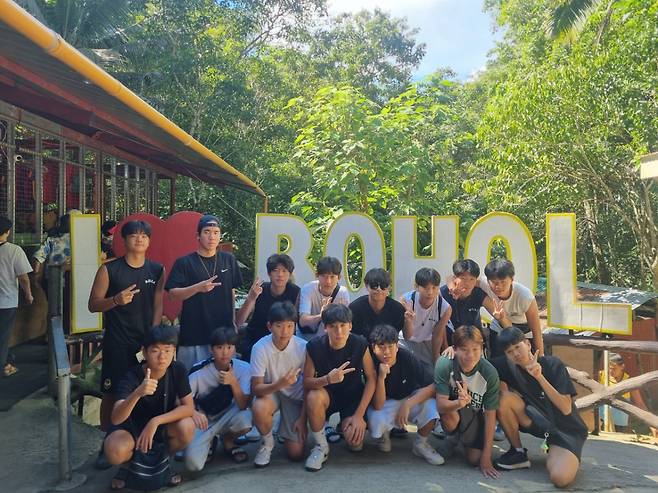 필리핀 보홀로 해외연수를 떠난 신송중학교 선수단. /사진=인천 유나이티드 제공