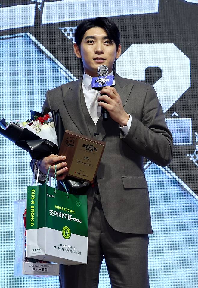 이정후가 2일 서울 강남구 역삼동 라움아트센터에서 열린 '조아제약 프로야구대상 2025'에서 특별상을 수상했다. 사진 일간스포츠 제공