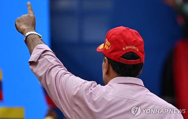 1일(현지시간) 군중 연설하는 니콜라스 마두로 베네수엘라 대통령의 뒷모습 [카라카스 AFP=연합뉴스. 재판매 및 DB 금지]