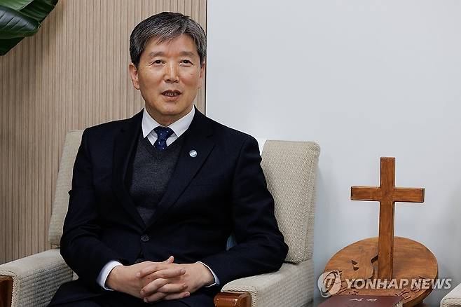포즈 취하는 박승렬 NCCK 신임 총무 (서울=연합뉴스) 류효림 기자 = 박승렬 NCCK(한국기독교교회협의회) 신임 총무가 지난 1일 서울 종로구 한국기독교회관에서 연합뉴스와 인터뷰하고 있다. 2025.12.3 ryousanta@yna.co.kr