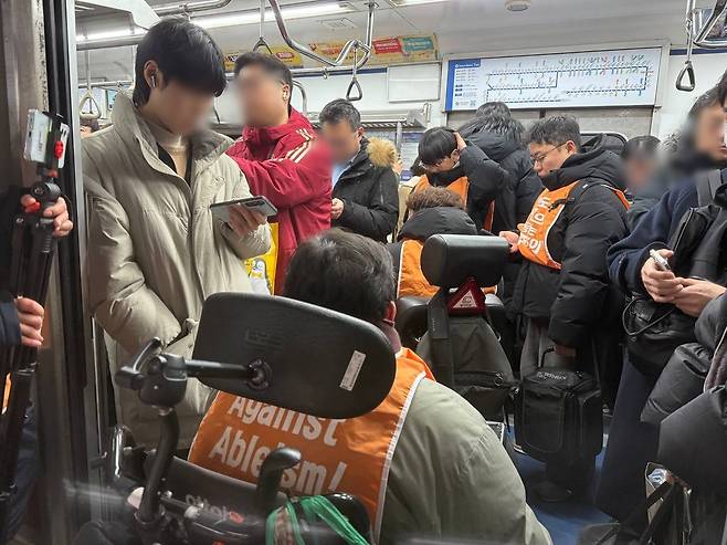 전국장애인차별철폐연대(전장연) 1호선 용산역 탑승 시위 [전장연 제공. 재판매 및 DB 금지]