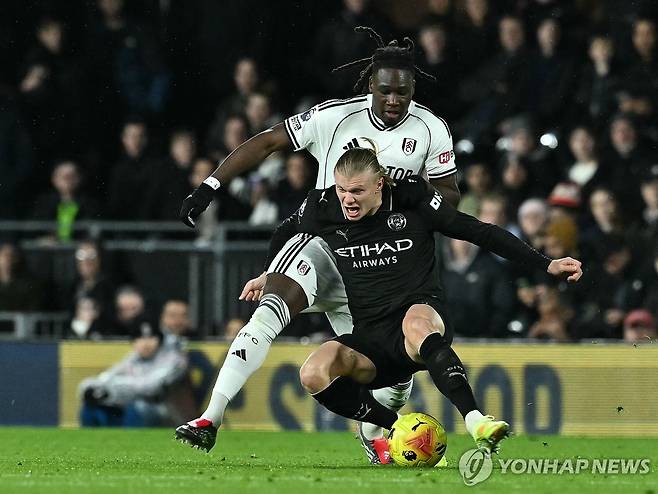맨시티 홀란(앞쪽)의 경기 모습. [AFP=연합뉴스]