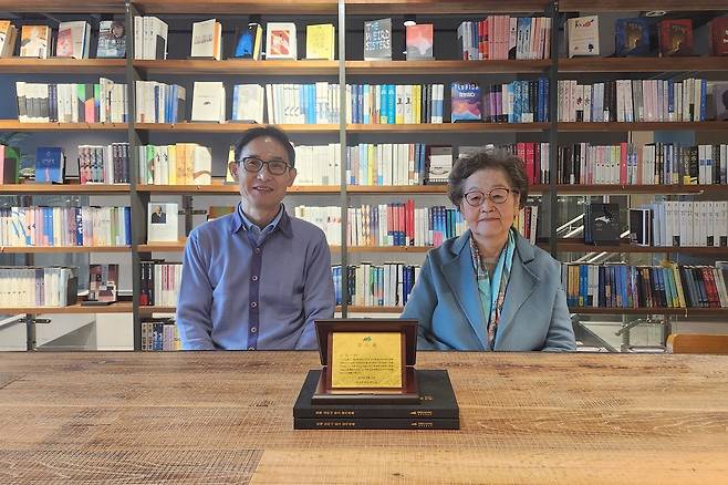감사패 수여 모습  왼쪽부터 심재우 한국학중앙연구원 한국학도서관장, 김리나 홍익대 명예교수 [한국학중앙연구원 제공. 재판매 및 DB 금지]