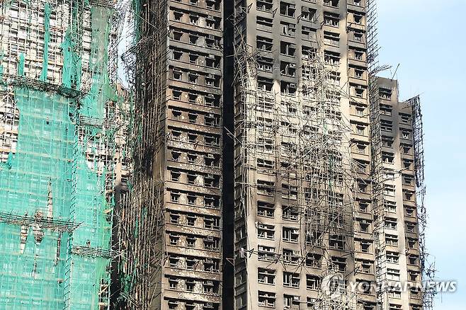 타다 남은 대나무 비계와 안전 그물 (홍콩=연합뉴스) 박수현 기자 = 28일(현지시간) 불이 완전히 꺼진 홍콩 북부 타이포의 고층 아파트 단지 웡 푹 코트의 건물 바깥에 타다 만 대나무 비계와 안전그물이 붙어있다. 2025.11.28 suri@yna.co.kr