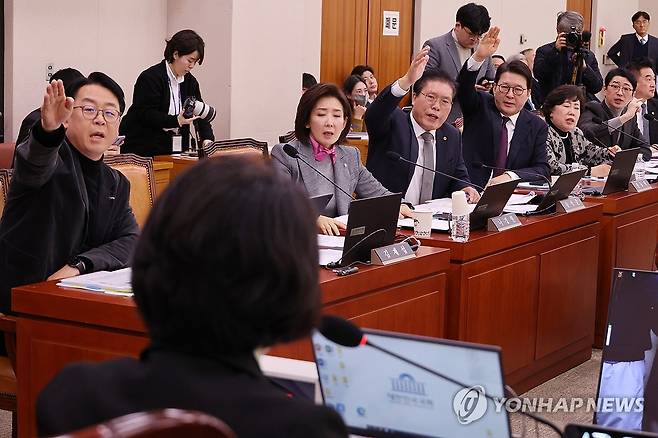 발언기회 요청하는 국민의힘 의원들 (서울=연합뉴스) 김주성 기자 = 3일 서울 여의도 국회에서 열린 법제사법위원회 전체회의에서 국민의힘 소속 위원들이 더불어민주당 소속 추미애 위원장의 의사진행에 항의하며 발언기회를 요청하고 있다. 2025.12.3 utzza@yna.co.kr