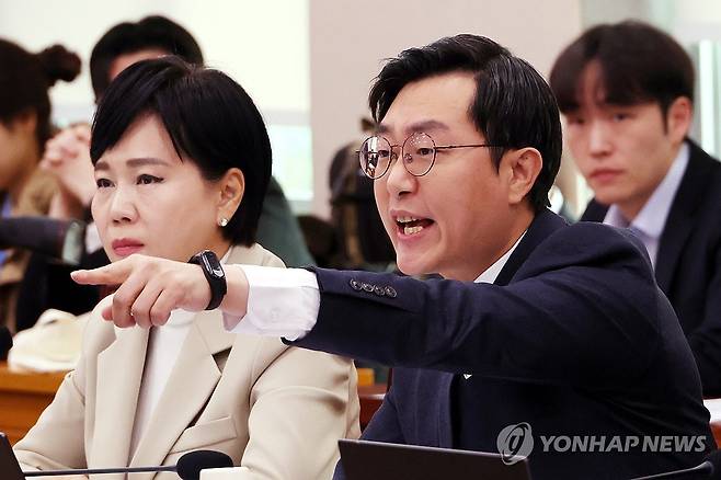 거세게 항의하는 장경태 의원 (서울=연합뉴스) 김주성 기자 = 더불어민주당 장경태 의원이 3일 서울 여의도 국회에서 열린 법제사법위원회 전체회의에서 성추행 의혹과 관련해 이해충돌을 이유로 법사위 퇴장을 요구하는 국민의힘 신동욱 의원의 발언에 항의하고 있다. 2025.12.3 utzza@yna.co.kr