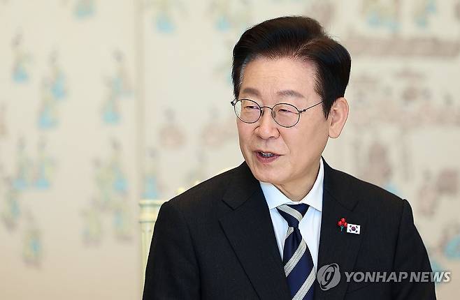 이재명 대통령, 5부 요인 초청 오찬 발언 (서울=연합뉴스) 김도훈 기자 = 이재명 대통령이 3일 용산 대통령실에서 열린 5부 요인 초청 오찬 간담회에서 발언하고 있다. 2025.12.3 superdoo82@yna.co.kr