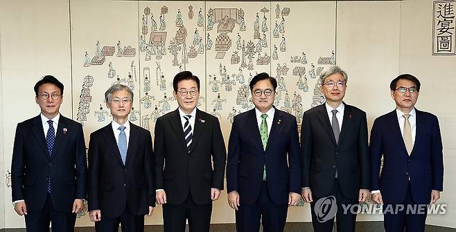 이재명 대통령, 5부 요인과 기념촬영 (서울=연합뉴스) 김도훈 기자 = 이재명 대통령이 3일 용산 대통령실에서 열린 5부 요인 초청 오찬 간담회에 앞서 기념촬영을 하고 있다.
    왼쪽부터 김민석 국무총리, 조희대 대법원장, 이재명 대통령, 우원식 국회의장, 김상환 헌법재판소장, 노태악 중앙선거관리위원장. 2025.12.3 superdoo82@yna.co.kr