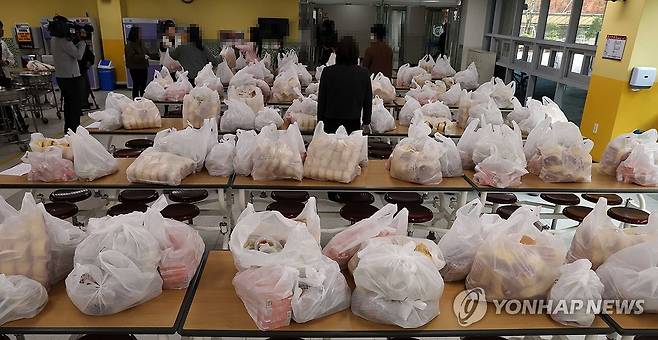 학생들에게 제공될 빵과 음료수 [연합뉴스 자료사진]