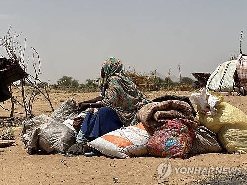 지난 4월(현지시간) RSF의 공격을 받은 잠잠 난민캠프에서 탈출한 수단 여성 [EPA 연합뉴스 자료사진. 재판매 및 DB 금지]