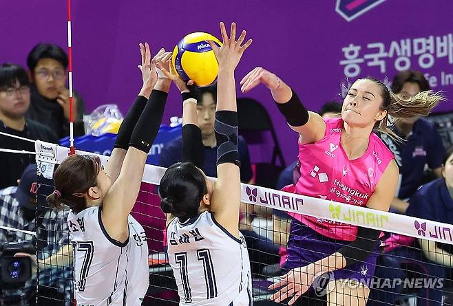 강스파이크 레베카 (인천=연합뉴스) 임순석 기자 = 3일 인천 삼산월드체육관에서 열린 프로배구 V리그 여자부 흥국생명과 한국도로공사의 경기. 흥국생명 레베카가 공격하고 있다. 2025.12.3 soonseok02@yna.co.kr