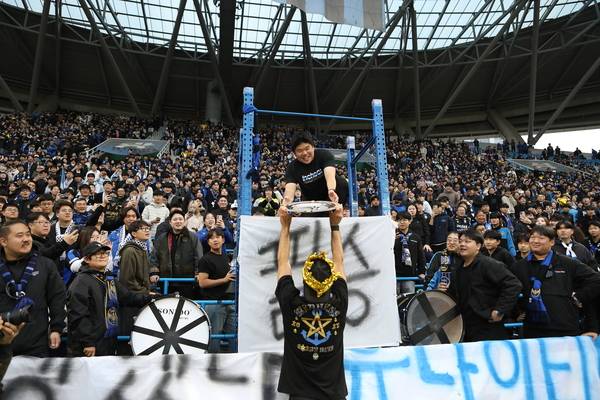 지난 23일 인천 유나이티드 K리그2 마지막 라운드 경기가 종료된 뒤 우승 상패를 건네받고 있는 서포터스 ‘파랑검정’ 배상현 콜리더. 2025.11.23 /배상현 인천 유나이티드 서포터스 파랑검정 콜리더 제공