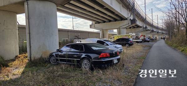 경의중앙선 파주시 금촌역~월롱역 구간 철로 아래 공간이 무단방치 차량으로 몸살을 앓고 있다. 2025.12.2 파주/이종태기자dolsaem@kyeongin.com